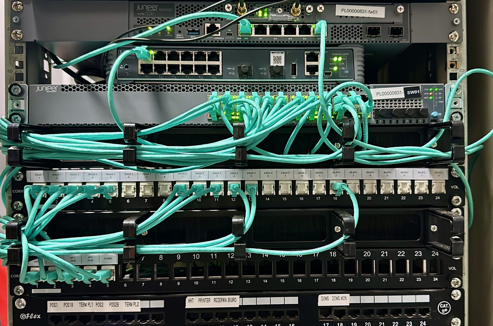 Profesjonalnie skonfigurowana szafa serwerowa u klienta PaverNet — Juniper, uporządkowane okablowanie, etykietowane porty